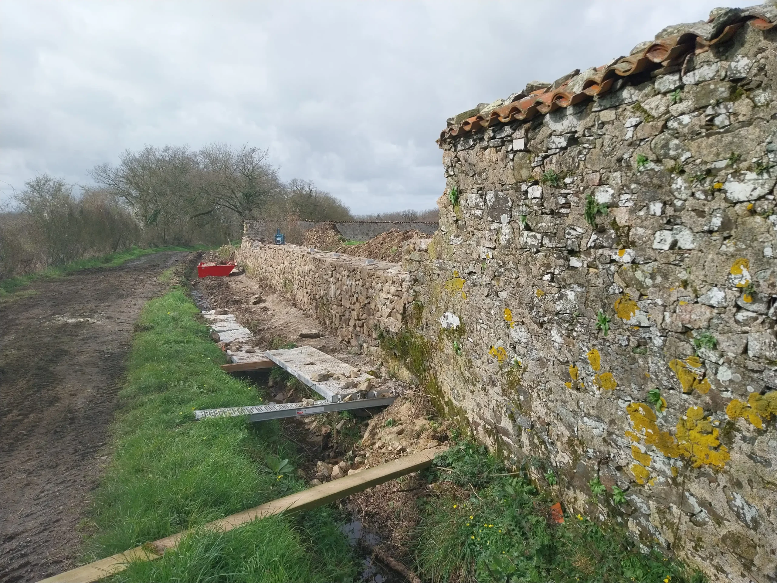 Réalisation mur de pierres, Brochard Renov, maçon à Aizenay