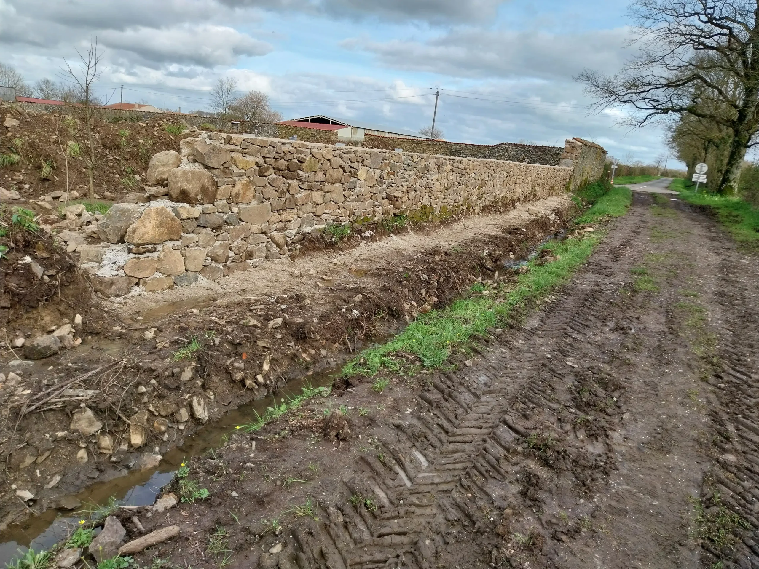 Réalisation mur de pierres, Brochard Renov, maçon à Aizenay